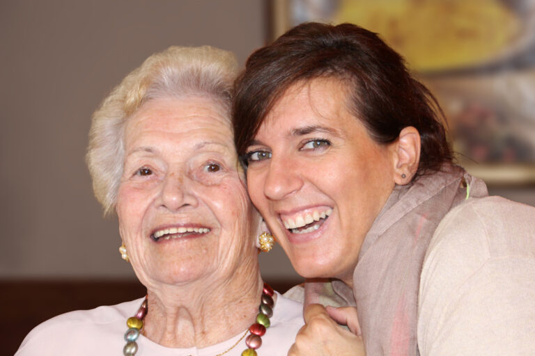 aeltere frau und juengere frau laecheln