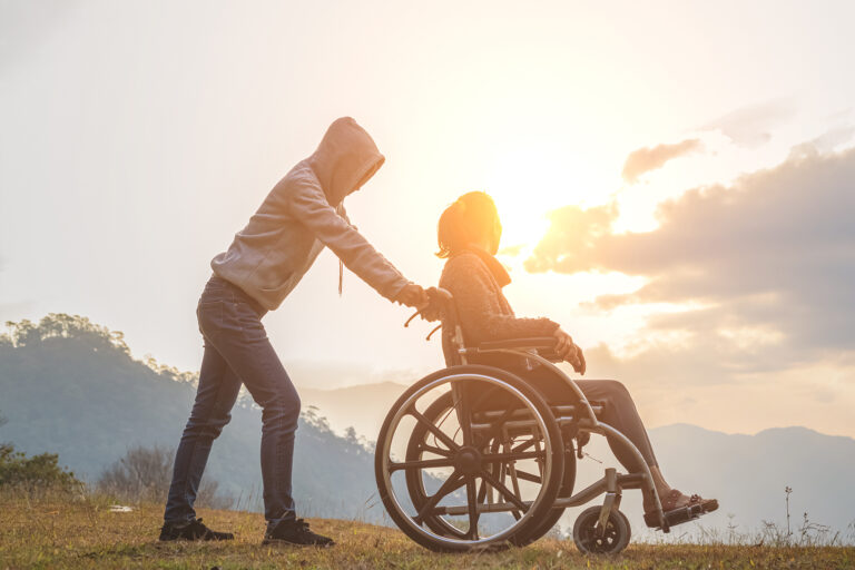 rollstuhlfahrerin mit begeleiter