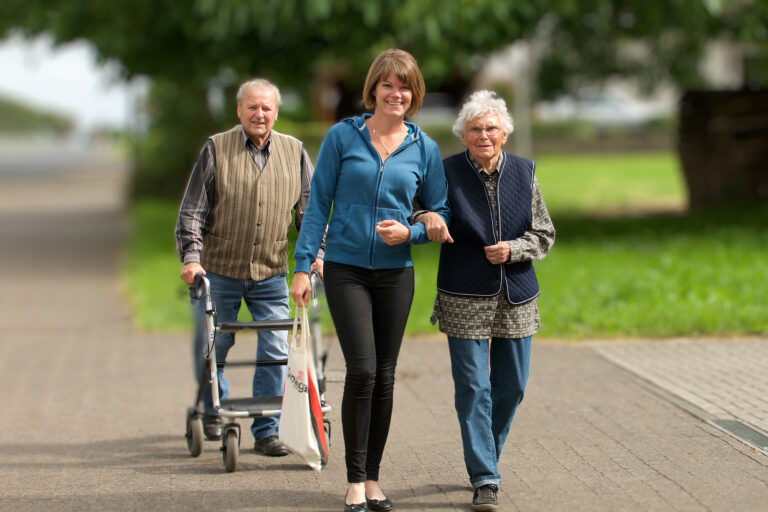 spaziergang mit senioren